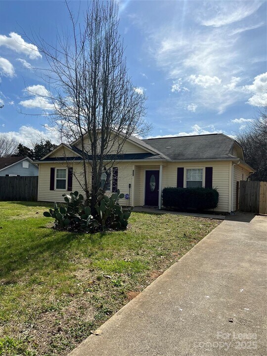 7319 Hooksett Ct in Charlotte, NC - Building Photo