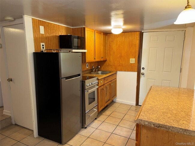 198 Kings Ferry Rd in Montrose, NY - Building Photo - Building Photo