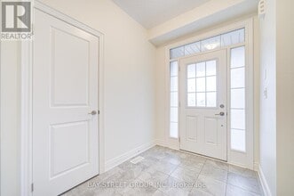 23 Tremoy Rd in East Gwillimbury, ON - Building Photo - Building Photo