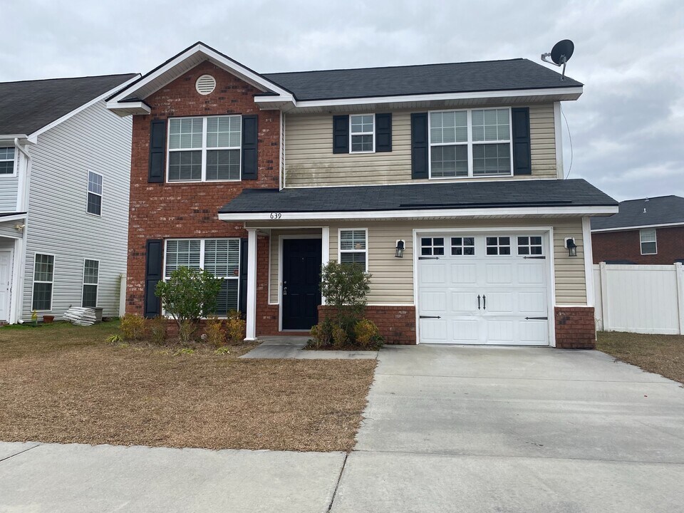 639 Amhearst Row in Hinesville, GA - Building Photo