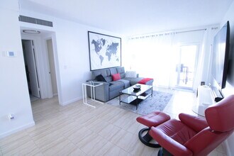 440 Paradise Isle Blvd in Hallandale Beach, FL - Foto de edificio - Building Photo