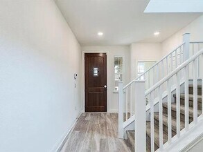 528 Ayinger Ln in Austin, TX - Building Photo - Building Photo