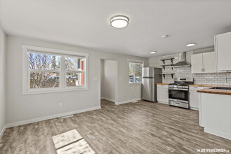1031 Juneau St, Unit 1031 in Anchorage, AK - Foto de edificio - Building Photo