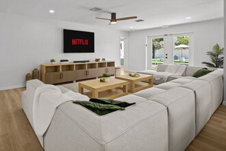 2349 Kings Point Dr in Largo, FL - Building Photo - Building Photo