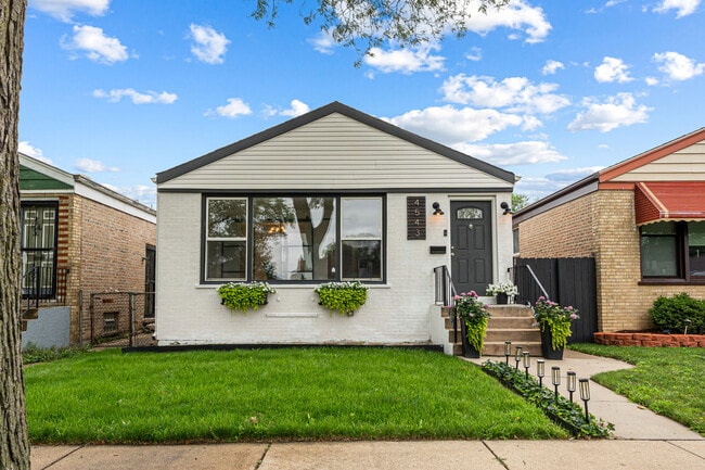 property at 4543 S Leclaire Ave