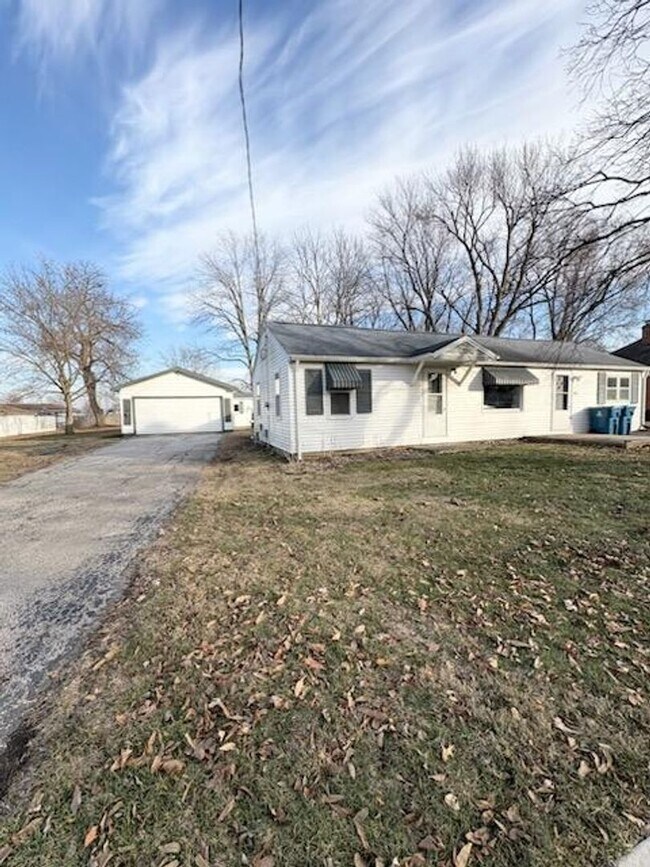 108 S Washington St in Hudson, IL - Building Photo - Building Photo