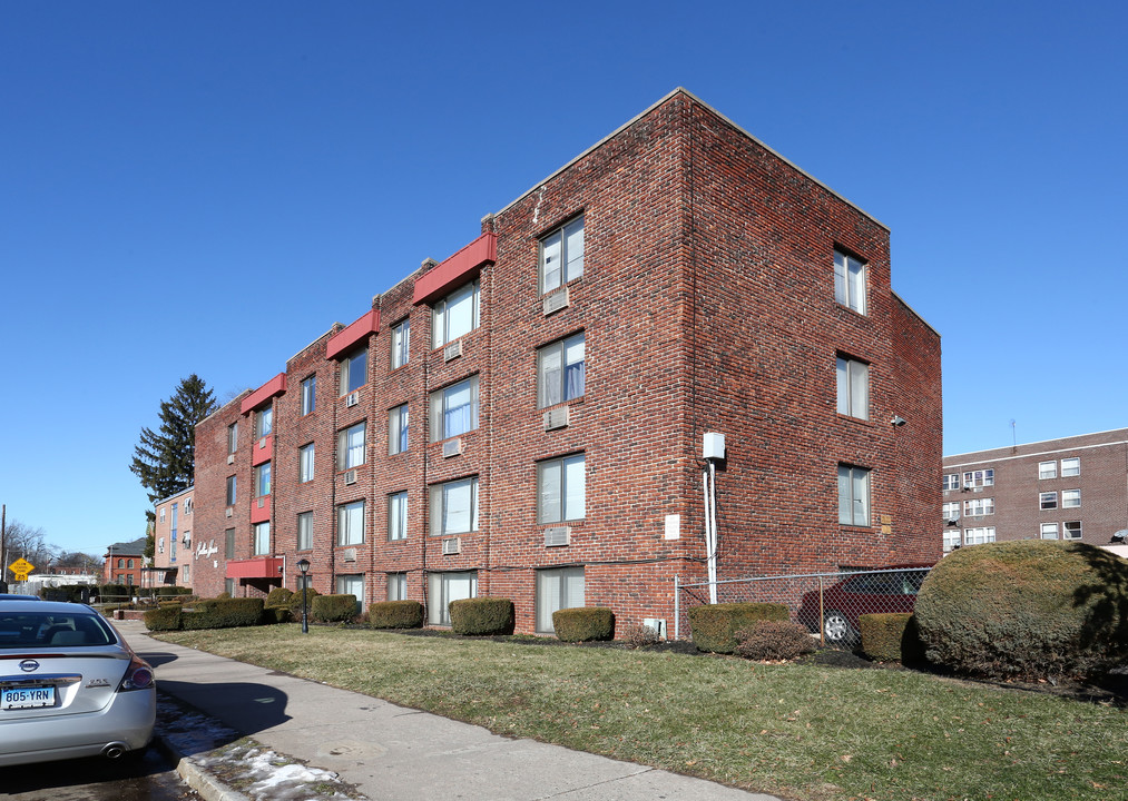 Carlton House in Hartford, CT - Building Photo