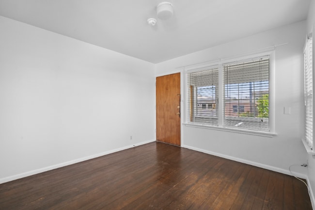 220 Rose Ave in Los Angeles, CA - Foto de edificio - Building Photo
