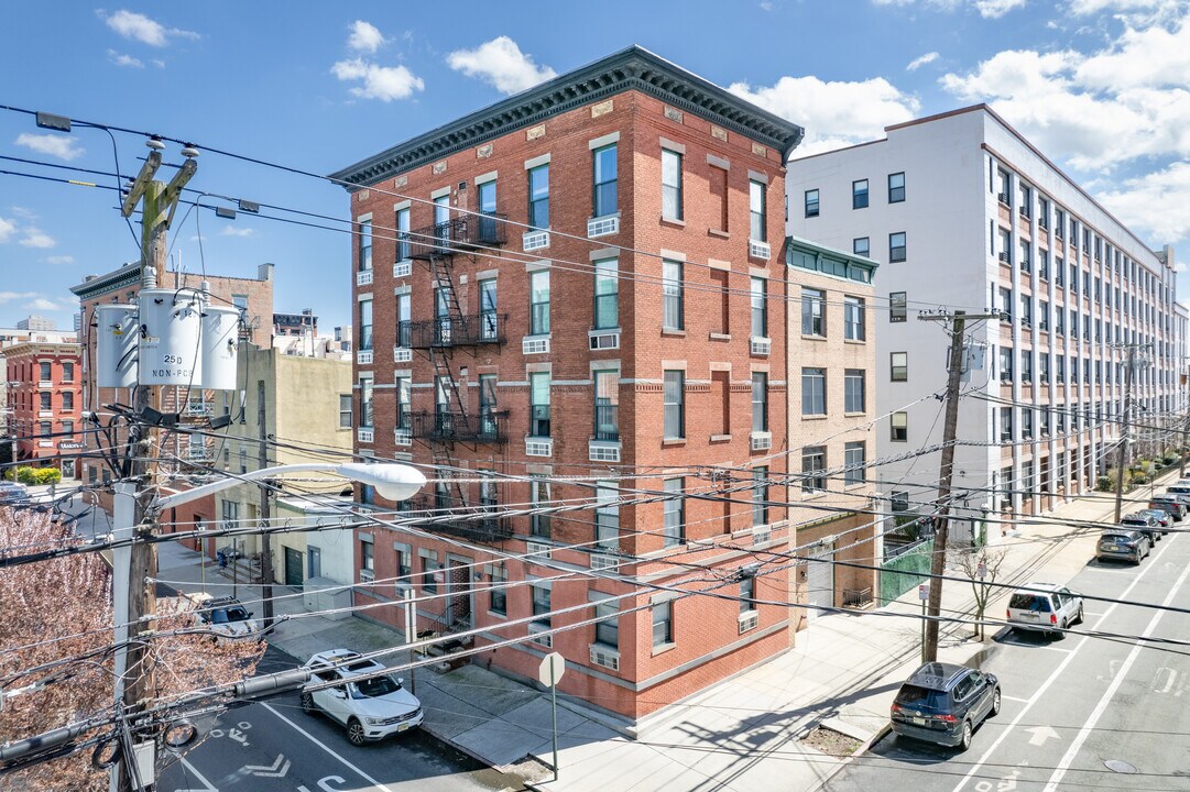 333 Jefferson St in Hoboken, NJ - Building Photo