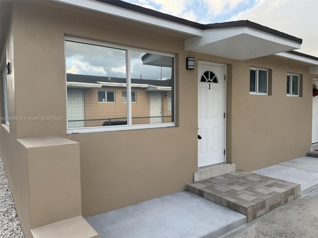 575 E 22nd St in Hialeah, FL - Building Photo - Building Photo