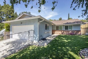 25040 Everett Dr in Santa Clarita, CA - Building Photo