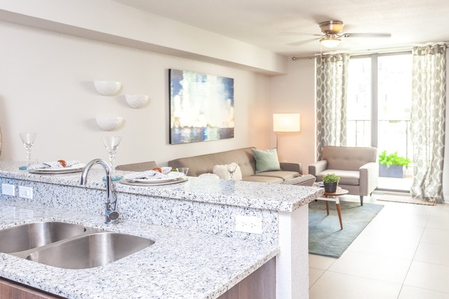 District West Gables in West Miami, FL - Foto de edificio - Interior Photo
