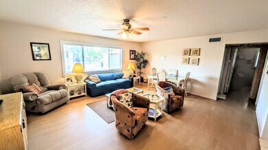 360 Base Ave E in Venice, FL - Foto de edificio - Building Photo