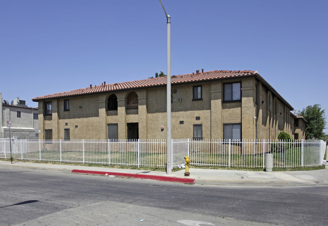 Pine Meadows in Palmdale, CA - Building Photo