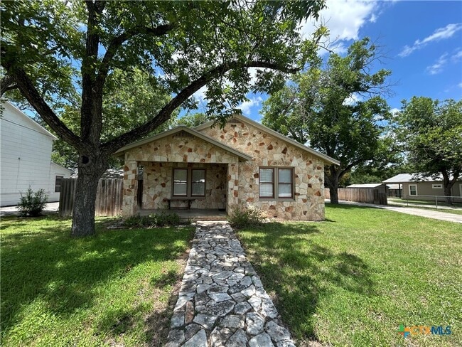237 E Garza St in New Braunfels, TX - Foto de edificio - Building Photo