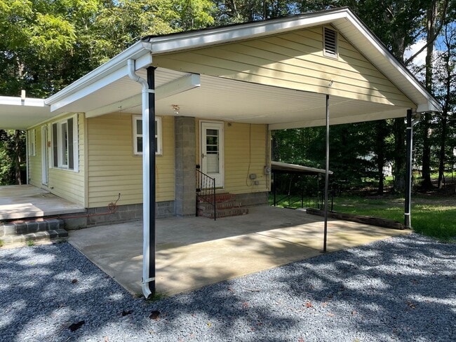 226 New Salem Rd in Randleman, NC - Foto de edificio - Building Photo