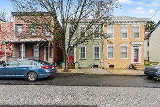 165 E Pomfret St in Carlisle, PA - Building Photo - Building Photo