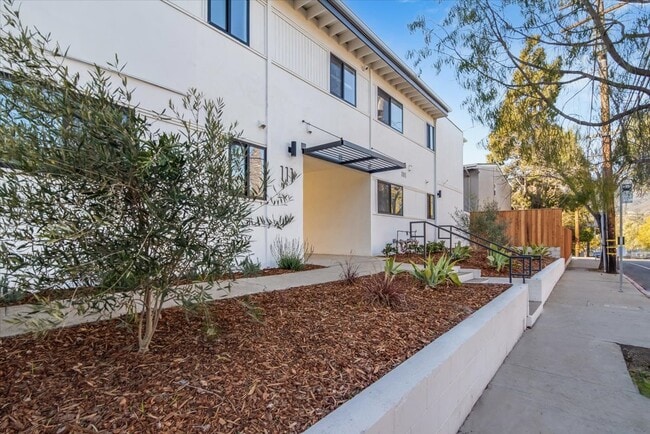 111 N La Cumbre Rd in Santa Barbara, CA - Building Photo - Building Photo