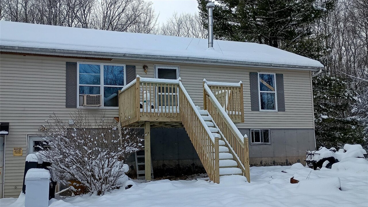 525 Old Tacy Rd in Swan Lake, NY - Building Photo