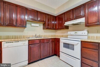 8044 Steeple Chase Ct in Springfield, VA - Building Photo - Building Photo