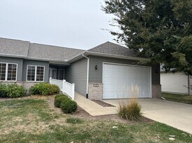 622 Garvey Ln in Chatham, IL - Building Photo