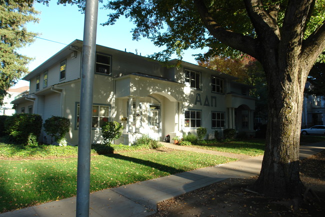 325 Chestnut St in Chico, CA - Foto de edificio - Building Photo