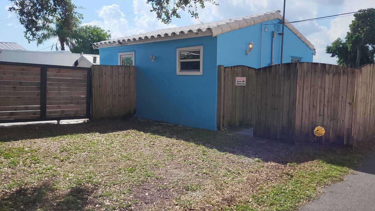 2347 Liberty St, Unit REAR in Hollywood, FL - Foto de edificio