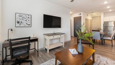 1001 S Center St in Arlington, TX - Foto de edificio - Building Photo