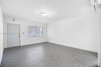 730 NE 128th St in North Miami, FL - Foto de edificio - Building Photo