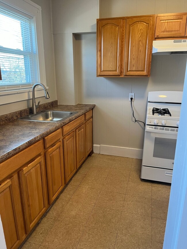 40 Newcomb St, Unit 7 in Haverhill, MA - Foto de edificio - Building Photo