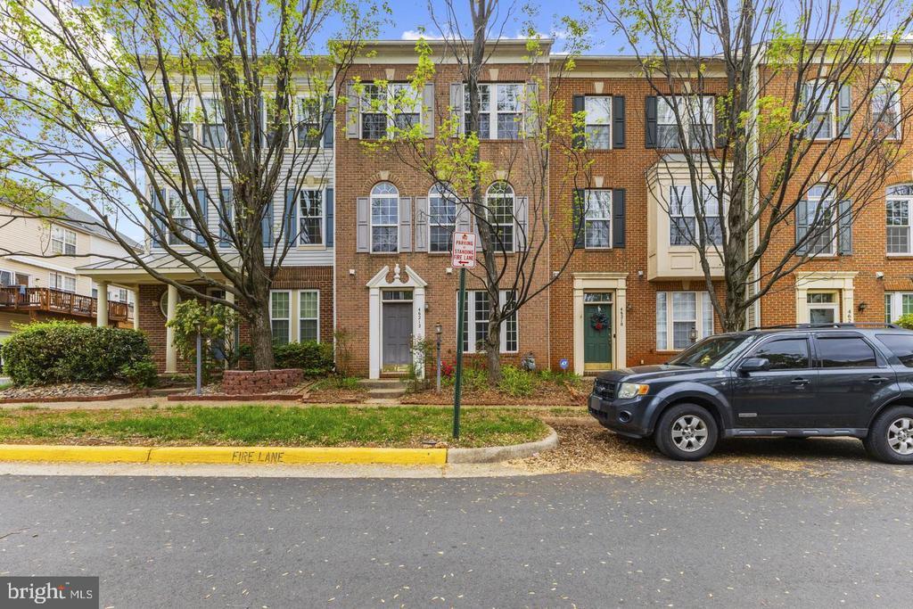 46212 Walpole Terrace in Sterling, VA - Foto de edificio