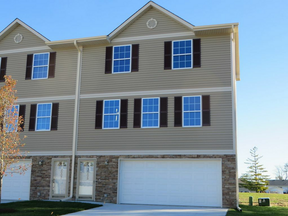 3005 Nakoma Ln in Carter Lake, IA - Building Photo