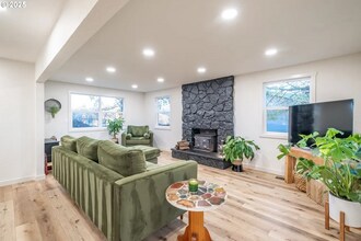 31095 SW 5th St in Lebanon, OR - Building Photo - Building Photo