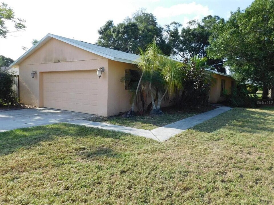 902 Plum Tree Ln in Sarasota, FL - Building Photo