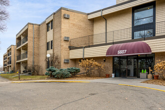 Opus Condominiums in Hopkins, MN - Building Photo - Building Photo