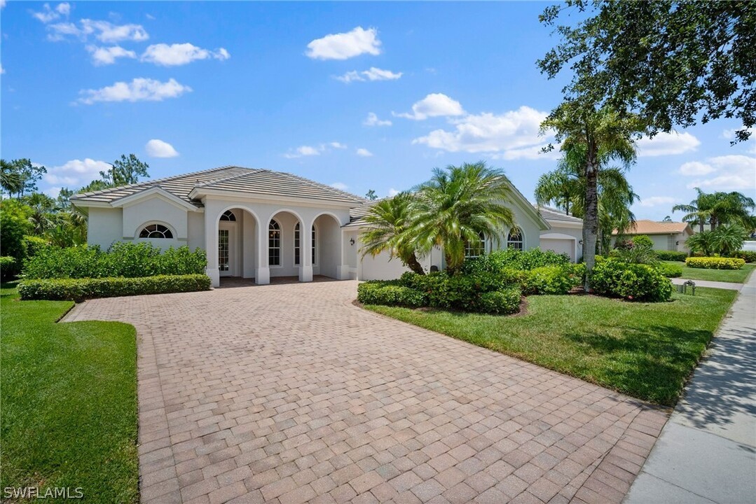 8884 Mustang Island Cir in Naples, FL - Building Photo