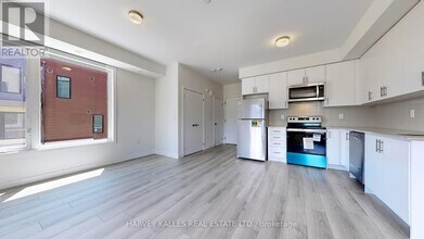 3566 Colonial Dr in Mississauga, ON - Building Photo - Building Photo