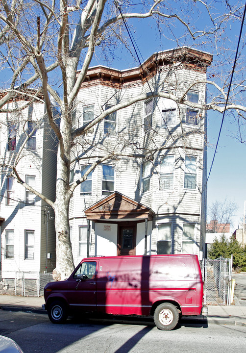 19 Knowles St in Yonkers, NY - Building Photo