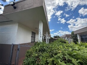 3220 NW 47th St in Miami, FL - Building Photo - Building Photo