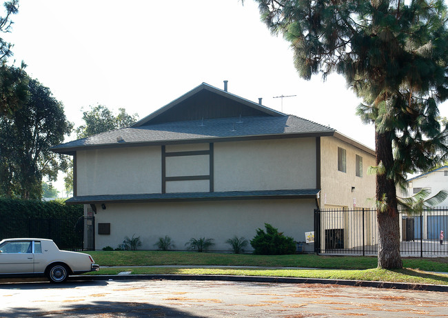 604 W Provential Dr in Anaheim, CA - Foto de edificio - Building Photo