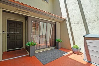 3951 Adra Ave in Doral, FL - Building Photo - Building Photo