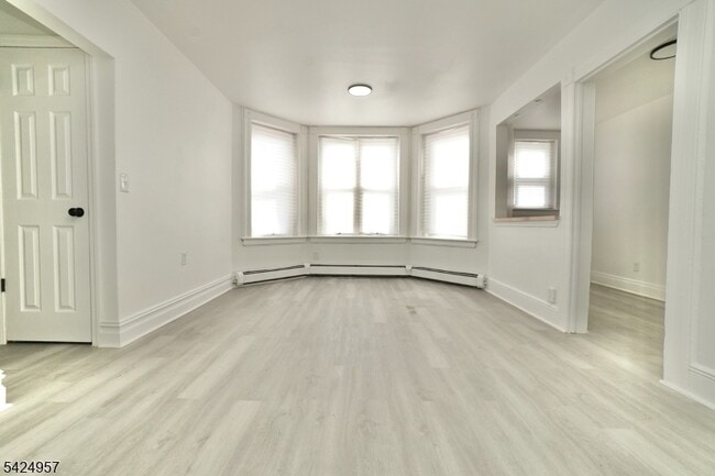 11 Howard Pl in Belleville, NJ - Building Photo - Building Photo