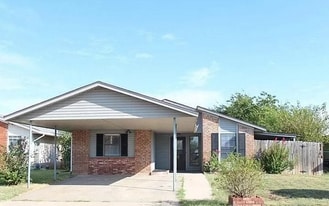 3811 SW Hickory Ln in Lawton, OK - Building Photo