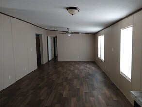 7070 FM1115 in Flatonia, TX - Foto de edificio - Building Photo