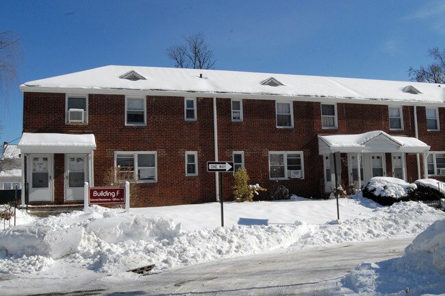 Colonial Residence in Clifton, NJ - Foto de edificio - Building Photo