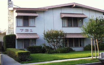 731 E Palm Ave in Burbank, CA - Foto de edificio - Building Photo