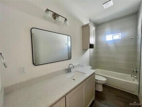 1121 Shavano Dr, Unit 2 in Edinburg, TX - Building Photo - Building Photo