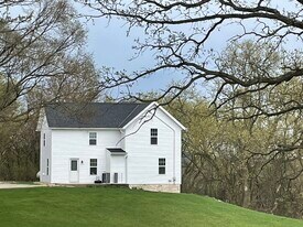 W292S4024 Hillside Rd in Waukesha, WI - Building Photo