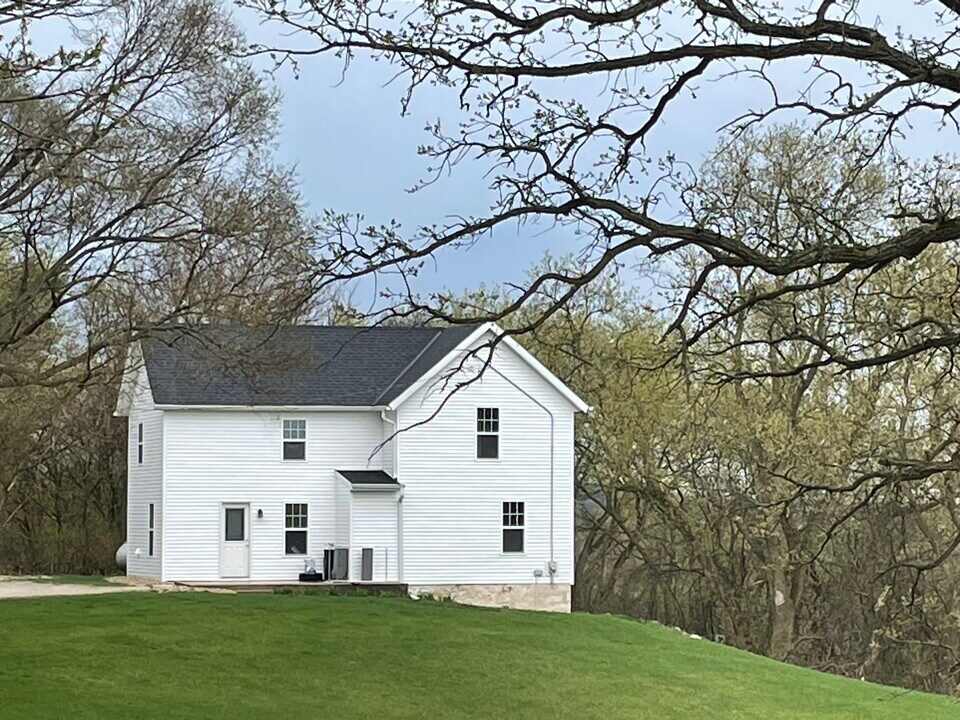 W292S4024 Hillside Rd in Waukesha, WI - Foto de edificio