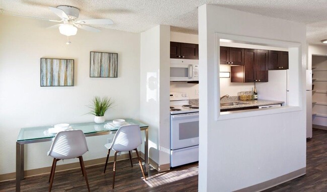 Parkland Square Apartments in Englewood, CO - Foto de edificio - Building Photo